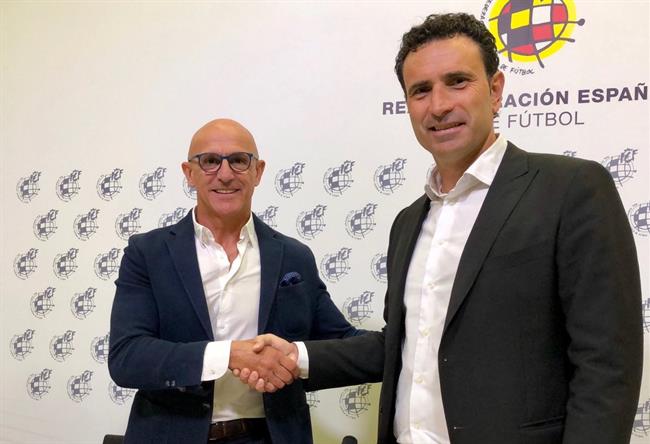 Luis de la Fuente estrecha la mano de José Francisco Molina | RFEF ep luisla fuente estrechamanojose francisco molina