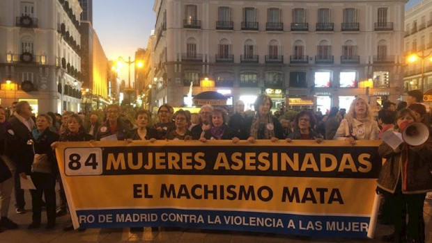 ep medio centenar de mujeres se concentran en sol en recuerdo a las 84 victimas de violencia