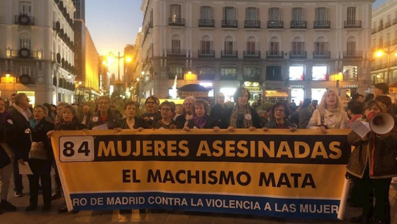 ep medio centenar de mujeres se concentran en sol en recuerdo a las 84 victimas de violencia ep medio centenar de mujeres se concentran en sol en recuerdo a las 84 victimas de violencia