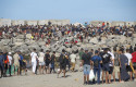 ep miembros de la cruz roja reparten comida a los inmigrantes en una playa a 21 de agosto de 2026 en