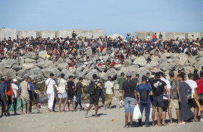 ep miembros de la cruz roja reparten comida a los inmigrantes en una playa a 21 de agosto de 2026 en ep miembros de la cruz roja reparten comida a los inmigrantes en una playa a 21 de agosto de 2026 en