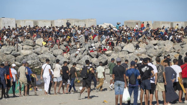 ep miembros de la cruz roja reparten comida a los inmigrantes en una playa a 21 de agosto de 2026 en ep miembros de la cruz roja reparten comida a los inmigrantes en una playa a 21 de agosto de 2026 en