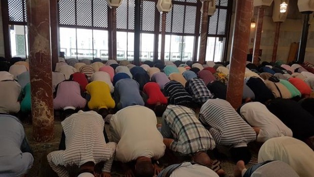 ep musulmanes rezandouna mezquita