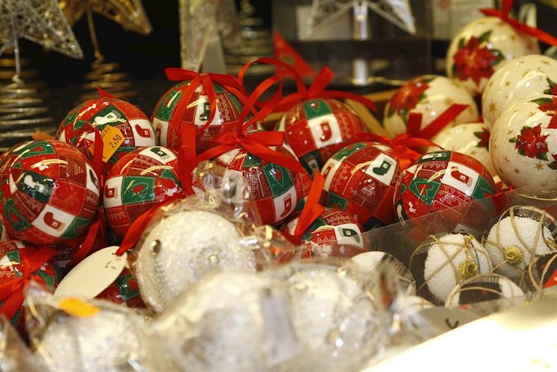 EUROPA PRESS - Archivo ep navidad navidades adorno adornos guirnalda guirnaldas compras