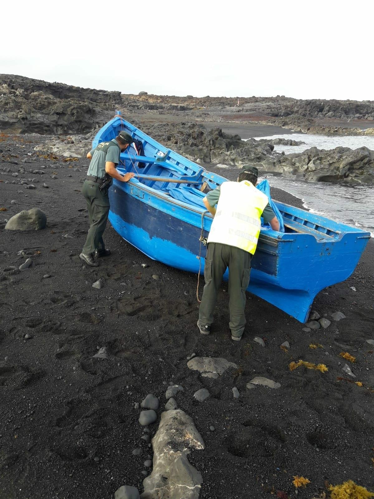 Patera llegada a la playa de Las Malvas, en Tinajo | CEDIDA POR GUARDIA CIVIL ep patera llegadala playalas malvas en tinajo