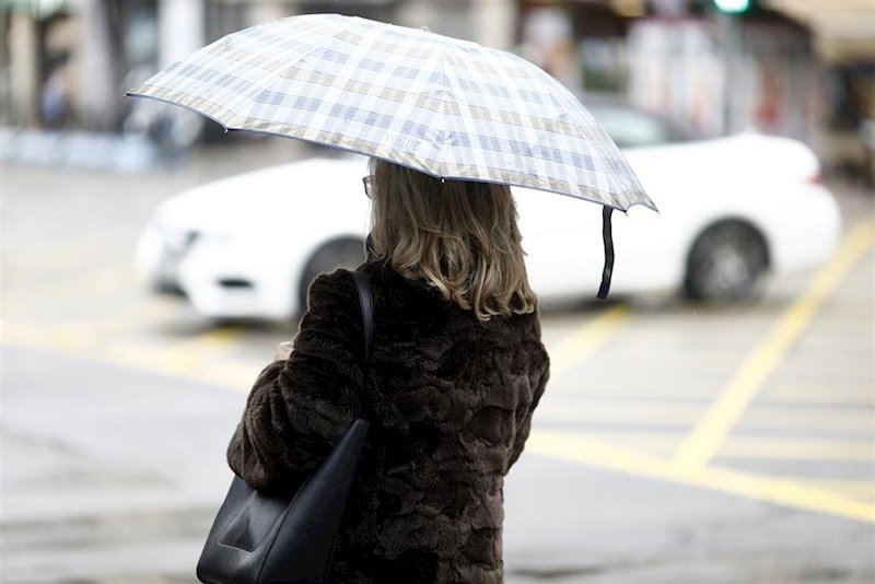 ep persona con paraguas por la lluvia