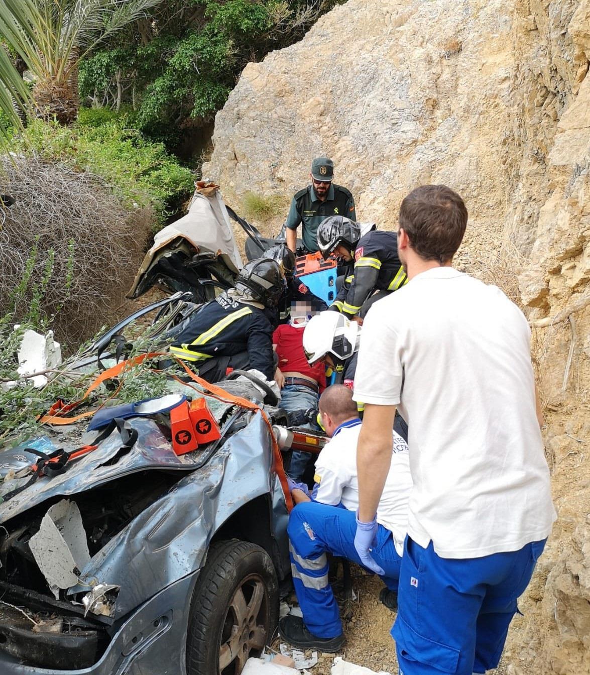 Rescate de un hombre tras caer desde diez metros con su coche | AYUNTAMIENTO DE ALMERÍA ep rescateun hombrecaerdiez metrossu coche