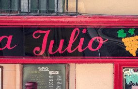 ep rotulo del restaurante casa julio en el marco de una iniciativa de alhambra mahou san miguel y