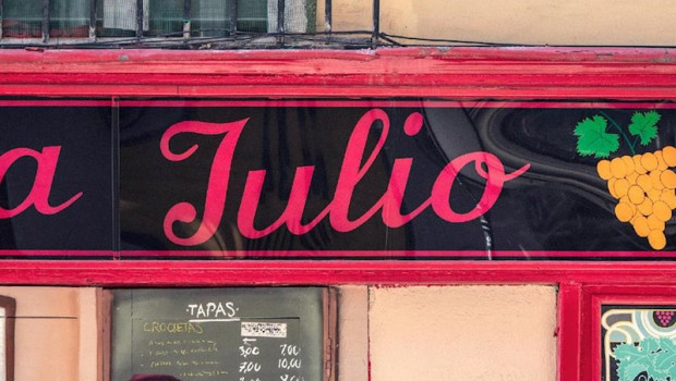 ep rotulo del restaurante casa julio en el marco de una iniciativa de alhambra mahou san miguel y
