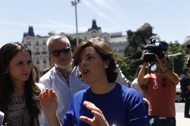 Soraya Sáenz de Santamaría atiende a los medios en una imagen de archivo | EUROPA PRESS/ÓSCAR DEL POZO ep soraya saenzsantamaria atiendelos mediosuna imagenarchivo