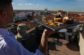 ep un camarero lleva una bandeja con dos toriijas del chef juan manuel munoz en la terraza del hotel