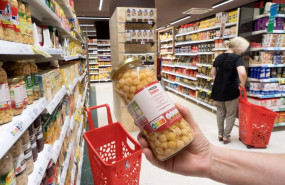 ep un cliente observa la etiqueta nutri score de un bote de garbanzos