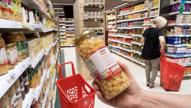 ep un cliente observa la etiqueta nutri score de un bote de garbanzos