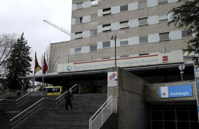 ep un hombre sale del hospital general universitario gregorio maranon donde una mujer de 99 anos