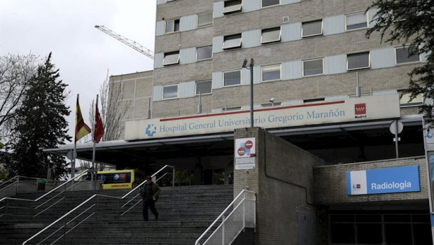 ep un hombre sale del hospital general universitario gregorio maranon donde una mujer de 99 anos