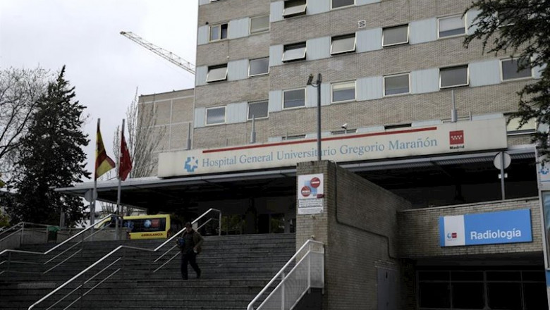 Un hombre sale del Hospital General Universitario Gregorio Marañón donde una mujer de 99 años infectada por el Coronavirus ha fallecido, tercera muerte confirmada por el virus Covid-19 en España, en Madrid a 05 de marzo de 2020. | Óscar Cañas - Europa Press ep un hombre sale del hospital general universitario gregorio maranon donde una mujer de 99 anos