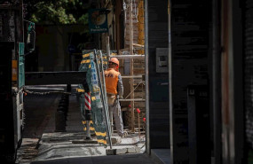 ep un operario trabaja en la obra de un edificio durante el dia 45 del estado de alarma decretado