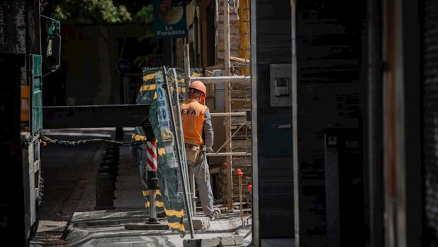 ep un operario trabaja en la obra de un edificio durante el dia 45 del estado de alarma decretado