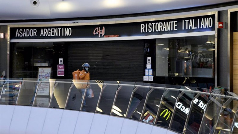 Un restaurante cerrado en el centro comercial Marineda, el día de la entrada en vigor de una nueva restricción que obliga a cerrar el comercio no esencial a las 18.00 horas, en A Coruña, Galicia, (España). | M. Dylan - Europa Press - Archivo ep un restaurante cerrado en el centro comercial marineda el dia de la entrada en vigor de una nueva