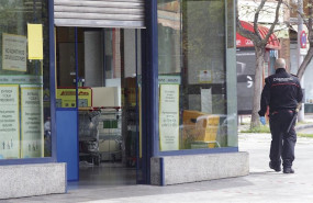 ep un vigilante de seguridad controla las inmediaciones de un establecimiento del supermercado