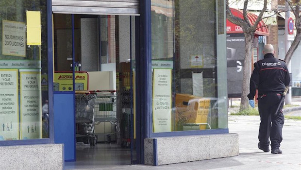 ep un vigilante de seguridad controla las inmediaciones de un establecimiento del supermercado