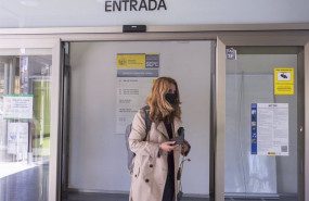 ep una mujer entra por la puerta de una oficina del sepe
