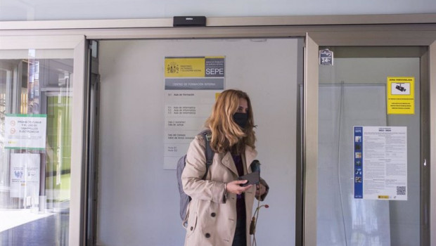 ep una mujer entra por la puerta de una oficina del sepe
