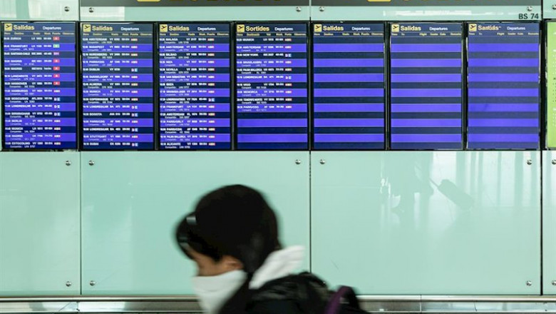 Una pasajera con mascarilla observa los paneles del aeropuerto El Prat de Barcelona. | Xavier Bonilla - Europa Press ep una pasajera con mascarilla observa los paneles del aeropuerto el prat de barcelona