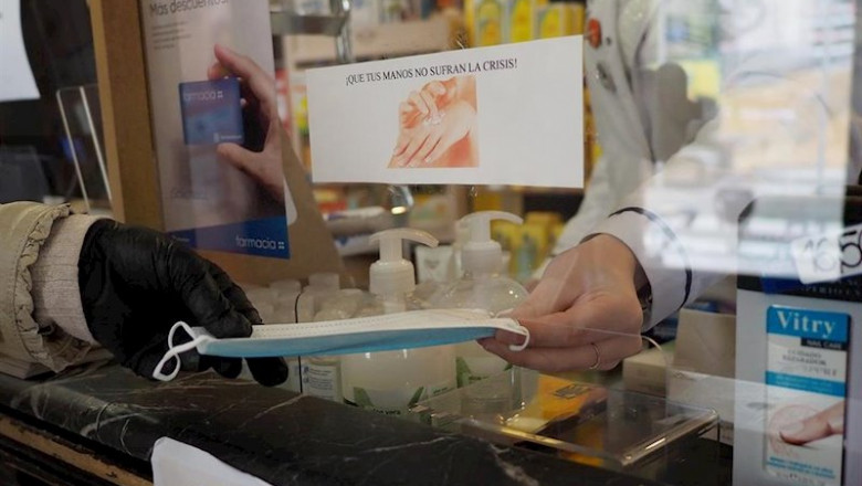 ep una persona coge una mascarilla que le da una trabajadora de una farmacia de vitoria durante el ep una persona coge una mascarilla que le da una trabajadora de una farmacia de vitoria durante el