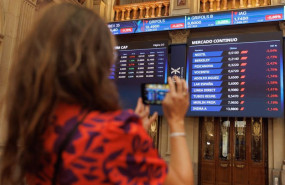 ep una persona fotografia paneles del ibex 35 en el palacio de la bolsa a 22 de septiembre de 2023