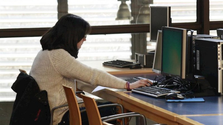 Una universitaria frente a un ordenador de mesa. | EUROPA PRESS - Archivo ep una universitaria frente a un ordenador de mesa