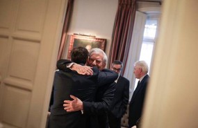 ep vargas llosaalbert rivera abrazandose