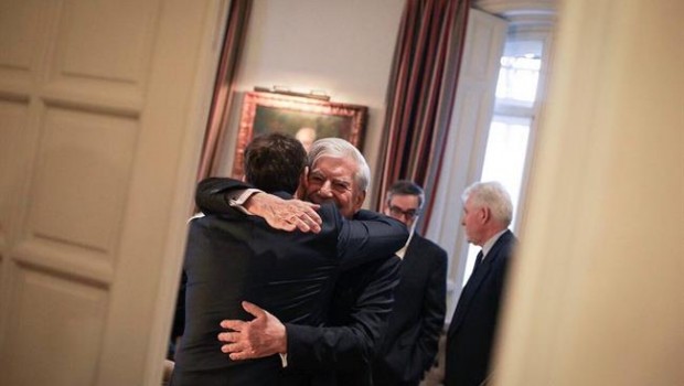 ep vargas llosaalbert rivera abrazandose