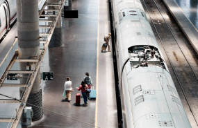 ep varias personas en los uno de los andenes de la estacion puerta de atocha almudena grandes