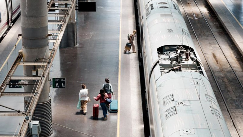 Varias personas en los uno de los andenes de la estación Puerta de Atocha-Almudena Grandes, durante la primera operación salida del verano 2025, a 27 de junio de 2025, en Madrid (España). Renfe ofertará más de 22,5 millones de plazas para viajar en todos | Carlos Luján - Europa Press ep varias personas en los uno de los andenes de la estacion puerta de atocha almudena grandes