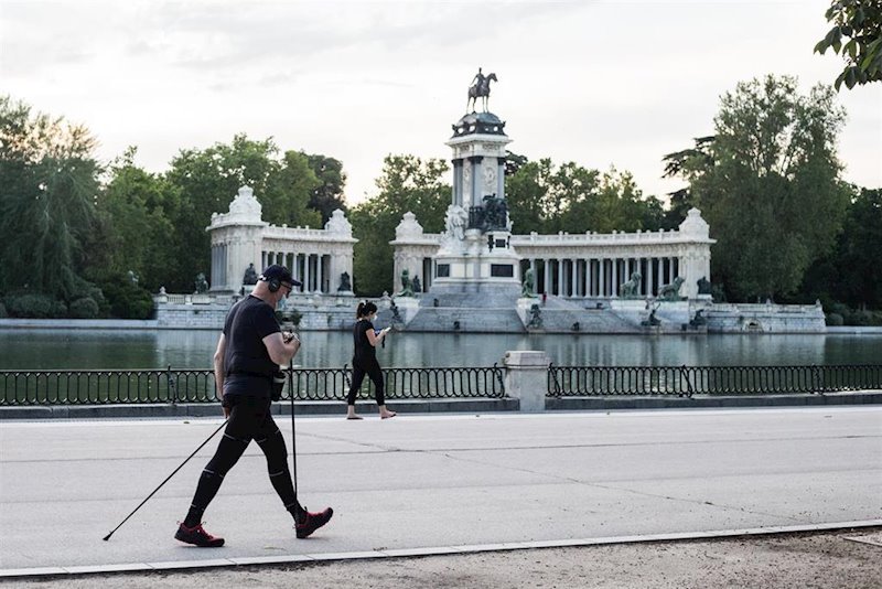 https://img.s3wfg.com/web/img/images_uploaded/3/f/ep_varias_personas_hacen_ejercicio_junto_al_estanque_por_la_calle_nicaragua_en_el_parque_del_retiro.jpg
