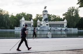ep varias personas hacen ejercicio junto al estanque por la calle nicaragua en el parque del retiro