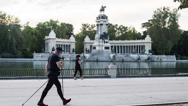 ep varias personas hacen ejercicio junto al estanque por la calle nicaragua en el parque del retiro