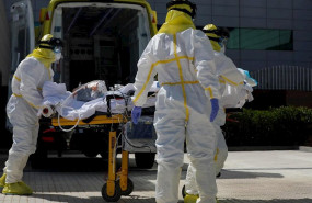 ep varios sanitarios trasladan a un paciente desde el interior de la unidad movil del summa