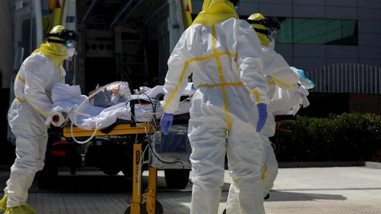 ep varios sanitarios trasladan a un paciente desde el interior de la unidad movil del summa ep varios sanitarios trasladan a un paciente desde el interior de la unidad movil del summa