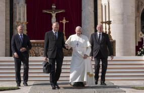 ep vatican city october 13 2019 pope francis leaves saint peter square at the end of the