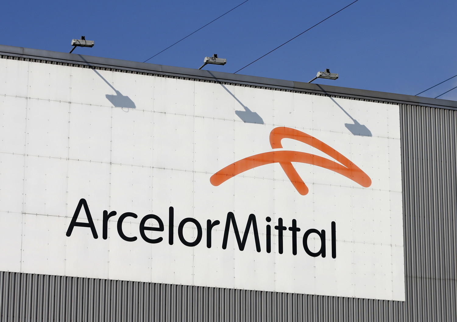 le logo de l usine siderurgique arcelormittal a seraing 20240806154533 