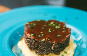 1657697177 rabo de toro deshuesado guisado al estilo tradicional y servido sobre cremoso de maiz y patata 1657697177 rabo de toro deshuesado guisado al estilo tradicional y servido sobre cremoso de maiz y patata