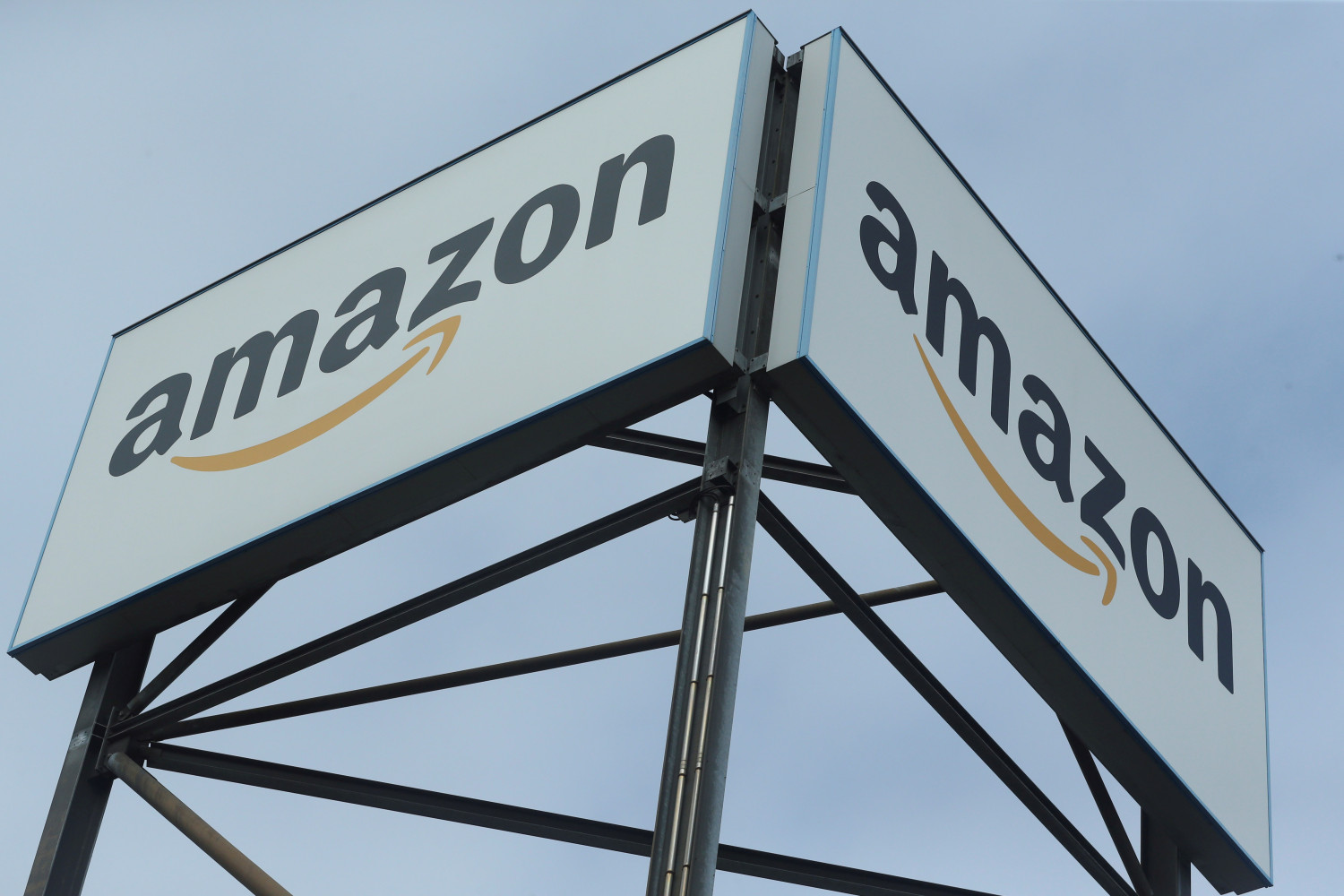 Francia multa a Amazon con 3,33 millones de euros