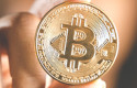 bitcoin mano portada
