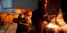 des employes travaillent a l interieur d une machine de coulee continue dans l acierie arcelormittal temirtau a temirtau 20250604130107 