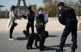ep agentes comprueban el cumplimiento de las restricciones en paris