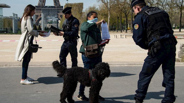 ep agentes comprueban el cumplimiento de las restricciones en paris