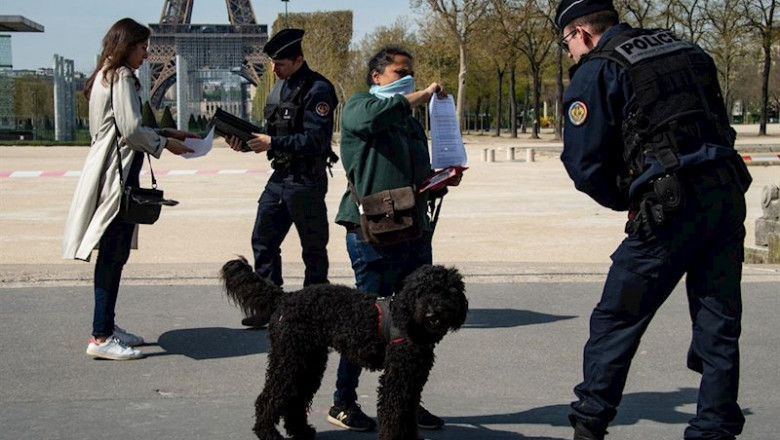 Agentes comprueban el cumplimiento de las restricciones en París. | Bertrand Guay/AFP/dpa ep agentes comprueban el cumplimiento de las restricciones en paris