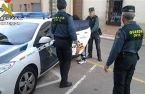 ep agentes de la guardia civil en el momento de la detencion por robo con violencia en purchena